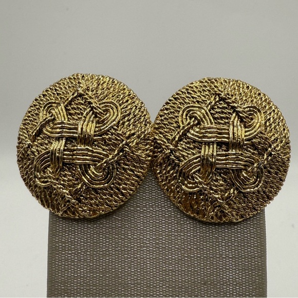 Vintage 1928 Textured Gold Tone Clip-on Earrings Filigree Scroll Big Round Dome - Picture 4 of 4